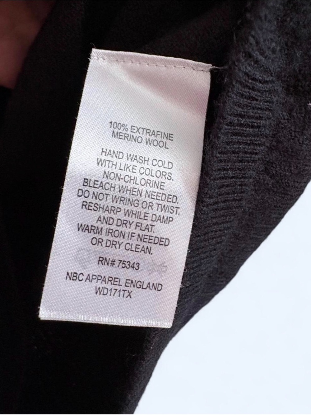 Ellen Tracy Merino Wool Black Short-Sleeve Sweater - Picture 4 of 4